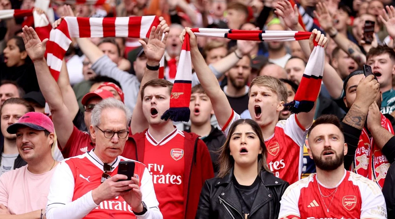 CĐV Arsenal và chiến dịch Rainbow Laces: Lời kêu gọi vì sự hòa nhập trong bóng đá